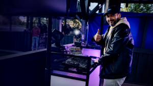 DJ Arczi przy stanowisku podczas oprawy muzycznej imprezy