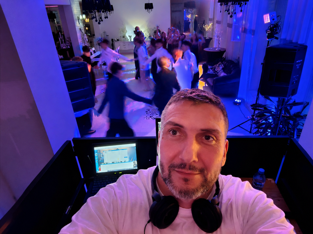 DJ Arczi przy stanowisku podczas prowadzenia imprezy tanecznej